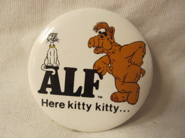 vintage 1987 1.5&quot; ALF &#39;Here Kitty Kitty...&#39; pinback Shirt Button - £6.65 GBP
