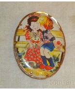 pinback brooch  boy and girl on bench kissing copper color backside UK r... - €12,92 EUR