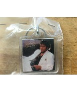 Michael Jackson Thriller Keychain (1983) &amp; Pin-Back Button w/ Backer Car... - $206.36 MXN
