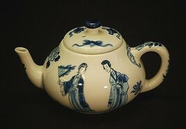 Kangxi Miniature Tea Pot Victoria &amp; Albert Museum 1985 Franklin Mint Por... - $25.73
