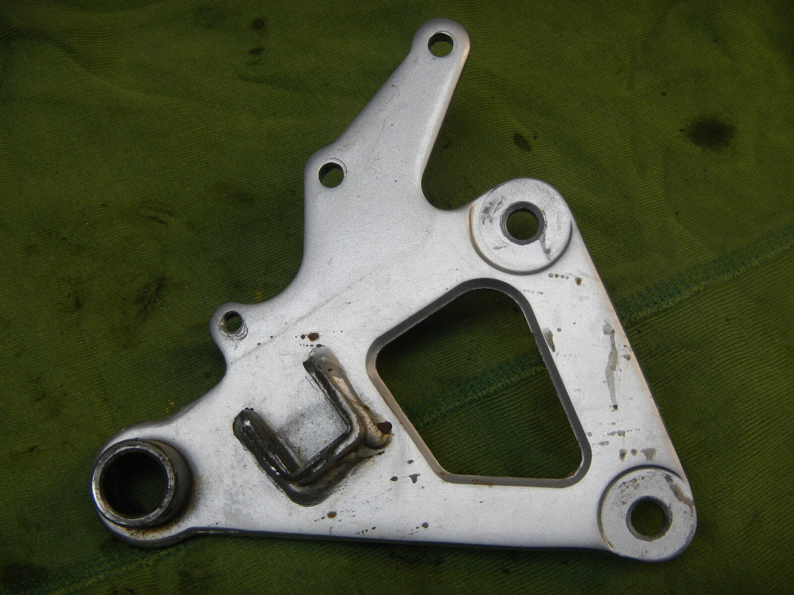 RIGHT DRIVER FOOT PEG MOUNT BRACKET 1998 98 SUZUKI GS500E GS500 GS 500 5... - $8.20