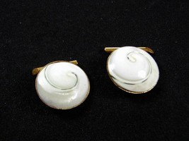 Vintage Goldtone &amp; White Sea Shell Button Cufflinks Unbranded 72315 - £19.46 GBP