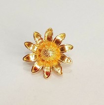 Daisy Flower Gold Tone Lapel Pin Vintage 3/4&quot; Hat Brooch  - £19.46 GBP