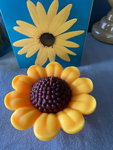 Avon &quot;Black Eyed Susan&quot; Wild Flowers Fragranced Candle New Sunflower Vintahe - £3.71 GBP