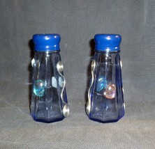 Vintage Gemco Glassware Blue Glass Metal Lid Salt &amp; Pepper Shakers w Decorations - £27.68 GBP