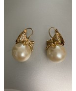 JOAN RIVERS GOLD PLATED RHINESTONE BOW LARGE PEARL LEVER BACK EARRINGS - $34.64