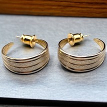 Small Classic Design Hoops Earrings Textured Gold Tone Lightweight Fashion - £6.24 GBP