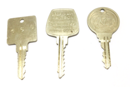 Vtg 80s MGM Grand Hotel Las Vegas Nevada Lion Oversized Metal Room Keys + More - £36.52 GBP