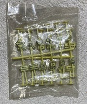 24 NOS Bachmann HO Scale Yellow Road Signs Sealed In Package - £3.94 GBP