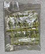 24 NOS Bachmann HO Scale Yellow Road Signs Sealed In Package - $94.23 MXN