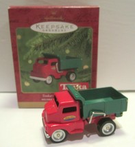 Hallmark Keepsake Ornament 2000 Tonka Dump Truck (Replica &#39;53 Model 180 ... - $266.32 MXN