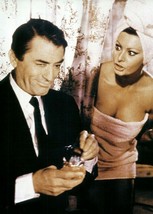 Arabesque Sophia Loren busty wearing towel looks at Gregory Peck 5x7 photograph - £4.52 GBP