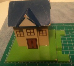 Small toy wooden house  vintage. PLEASE SEE ALL THE PICTURES.  - $112.59 MXN