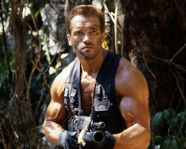 Predator Arnold Schwarzenegger iconic in jungle holding gun 8x10 Photo - £7.62 GBP