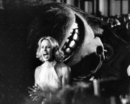 King Kong 1976 Jessica Lange screaming beside fallen Kong 8x10 inch photo - $10.99