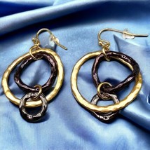 Gold Brown Gold Tone Interlocked Circles Earrings Pierced Round Shaped Open Work - £6.62 GBP