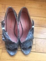 EILEEN SHIELDS Gray &amp; White Snakeskin Covered Stiletto Heel SZ 38 ITALY - $1,194.43 MXN