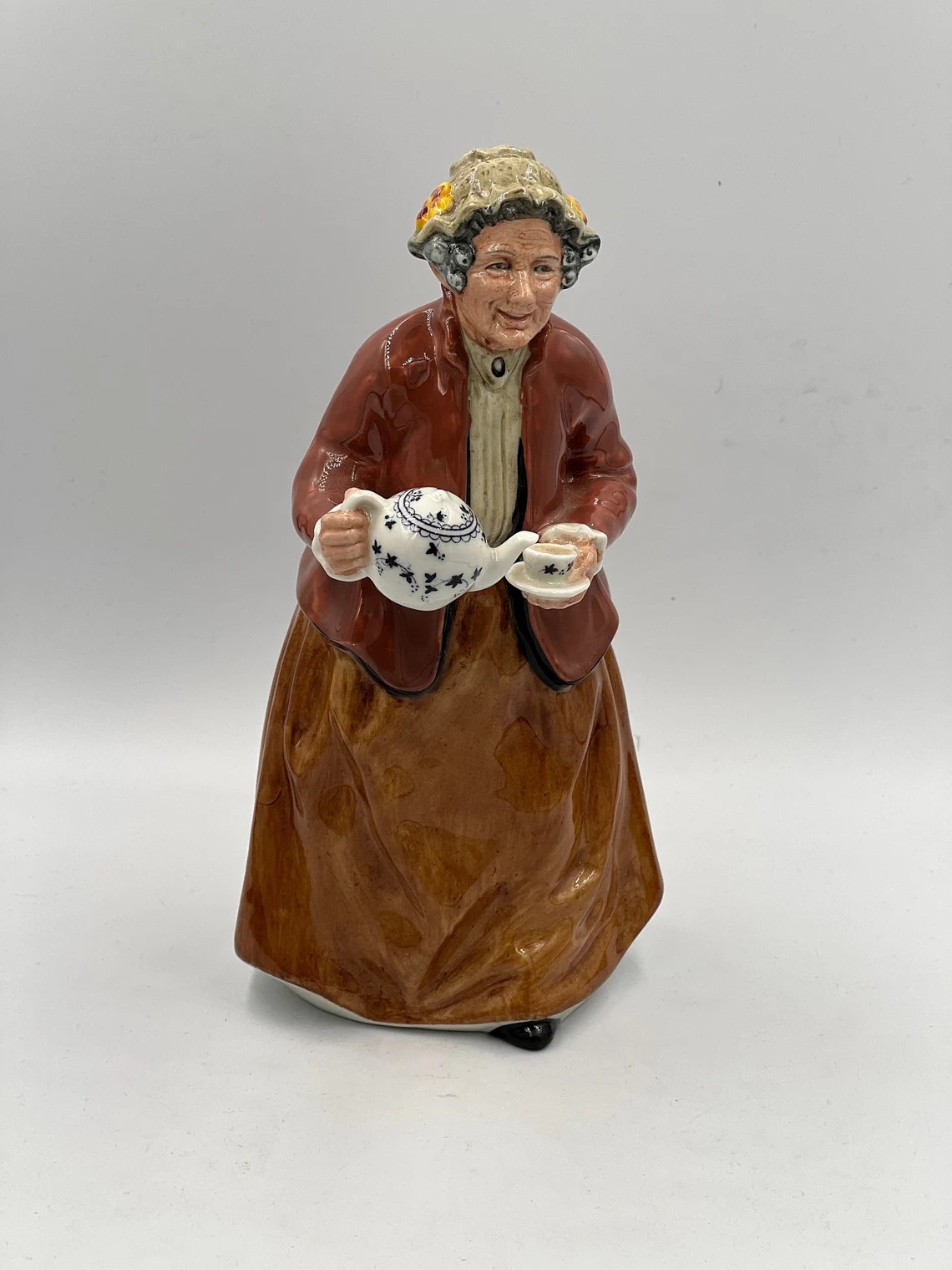 VTG Royal Doulton England &quot;Teatime&quot; HN2255 Figurine 1966 Granny Serving Tea - £85.33 GBP