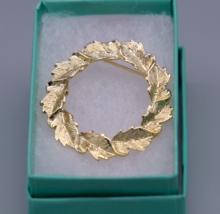 JERRY&#39;S Brooch Pin Gold Tone Leaf Leaves Wreath Signed 1.5&quot; Vintage - £9.51 GBP