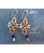 Handmade copper earrings: wire wrapped Celtic knot with blue crystal dangle - €29,95 EUR