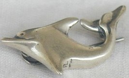 Mini dolphin brooch - $189.28 MXN