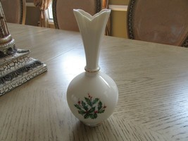 LENOX HOLLY &amp; BERRY BUD VASE CHINA MADE IN USA 8&quot; TALL - £7.86 GBP