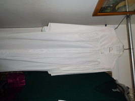 WHITE GRADUATION ROBE GOWN MEDIUM HEIGHT 5&#39; 3&quot; TO 5&#39; 5&quot; - $14.00