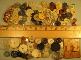 [h18-12] Lot Of Vintage Buttons Plastic, Bakelite?, Misc - £7.03 GBP