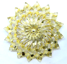 Vintage Large Gold Tone Brooch Signed BSK 2.5&quot; Across - £8.94 GBP