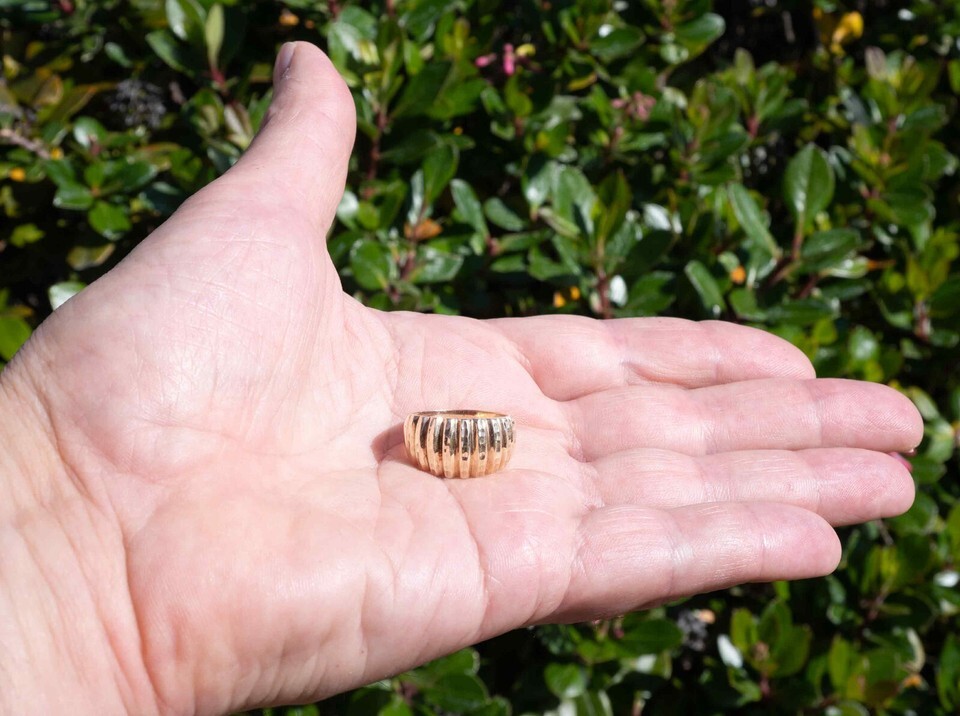 MICHAEL ANTHONY RING 10K YELLOW GOLD 4g SIZE 7-3/4 RIBBED VERTCL RIDGE DOME VTG Item image 2
