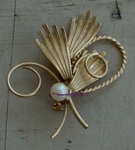 Cute Vintage Gold Tone Pin With Faux Pearl Center, Very Good Condition - £7.81 GBP