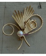 Cute Vintage Gold Tone Pin With Faux Pearl Center, VERY GOOD CONDITION - $187.90 MXN