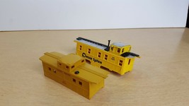 Life-Like &amp; Lionel HO Scale Train Set of 2 Caboose Yellow For Parts or Repair - £9.29 GBP