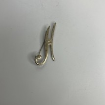 Vtg Gold Tone H initial brooch pin - $151.16 MXN