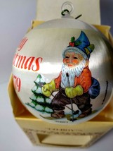 Co-Boy 1979 Hummelwerk Vintage Christmas Ornament Gnome Elf On Skiis Satin Box - £11.77 GBP
