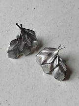 Vintage Large Finely Etched Silvertone Three Leaves Clip Earrings – 1 and 1/8th’ - £10.34 GBP