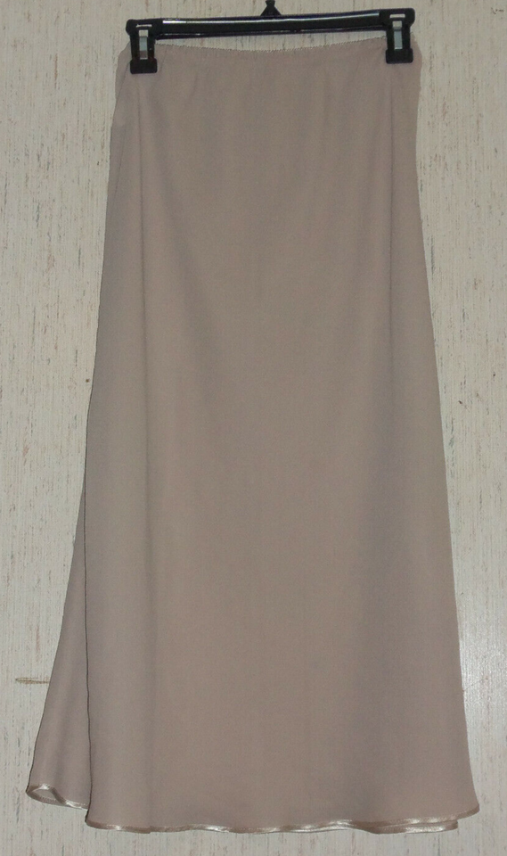 EXCELLENT WOMENS FARR WEST BEIGE HALF SLIP   SIZE M  MADE IN USA - $28.01