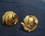Trifari gold earrings thumb155 crop