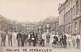 FRANCE~GROUP OF PEOPLE POSE IN FRONT OF PALAIS DE VERSILLES~REAL PHOTO P... - £7.98 GBP