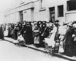 British woman and children waiting in a bread line World War I WWI 8x10 Photo - £6.88 GBP