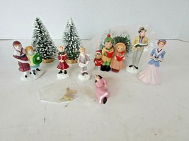 LEMAX CAROLER PORCELAIN FIGURINES &amp; EXTRAS WITH 4 SNOW COVERED PINES ASS... - $168.34 MXN