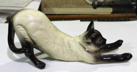 Vintage 10&quot; Long Blue Eyed Siamese Cat Stretching Figurine Japan - £11.63 GBP