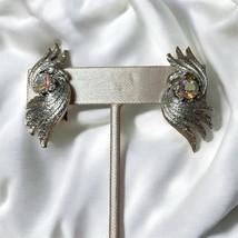 Vintage Light Gold Color &amp; Aurora Borealis r Stone Clip on Earrings - $186.84 MXN