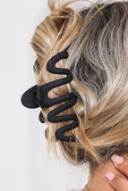 Black Wave Shape Resin Large Hair Claw Clip - $52.86 MXN