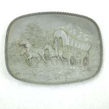 Vintage 1976 Western Covered Wagon Metal Belt Buckle Horses Trees &amp; Mountains - £15.84 GBP