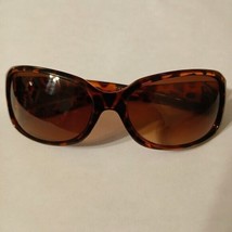 Foster Grant Women&#39;s Brown Tortoise Chelsea Sunglasses Butterfly Accent - £7.76 GBP