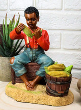 Country Farm Boy Shucking Corn Figurine 5.75&quot; Height - €24,72 EUR