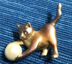 Brooch Cat Playing with Ball Faux Pearl Kitten Pin Gold Multi Colored 2&quot;... - £12.19 GBP