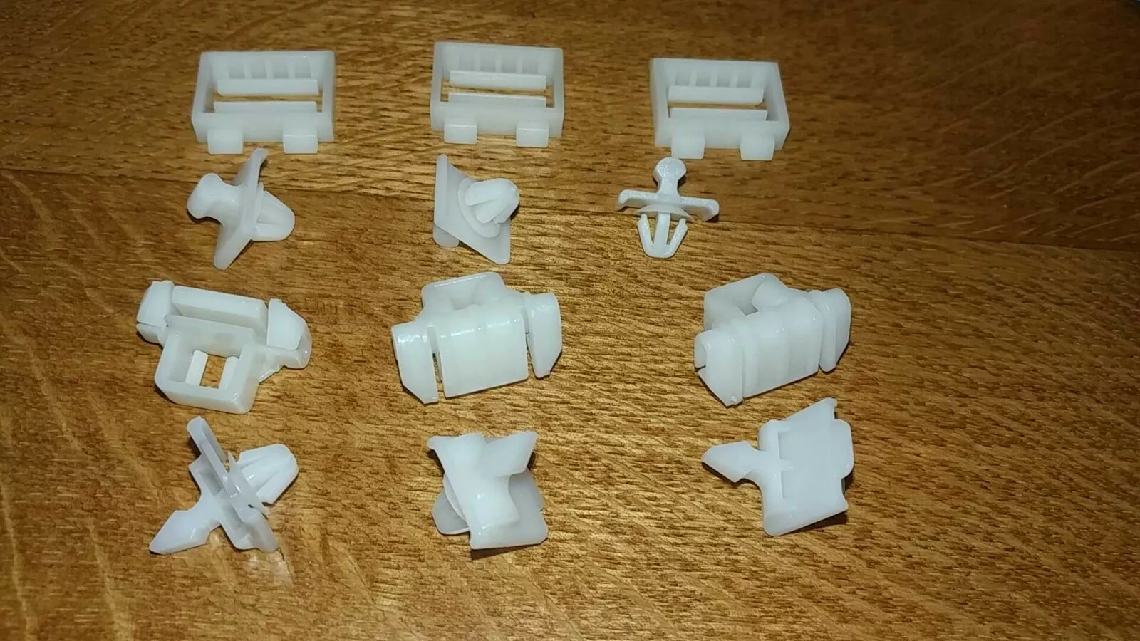 Mercedes W201 Front fender moulding clips (12pcs) - $44.49 CAD