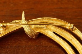 Vintage Costume Jewelry Monet Gold Tone Metal Textured Knot Swirl Brooch Pin - £11.83 GBP